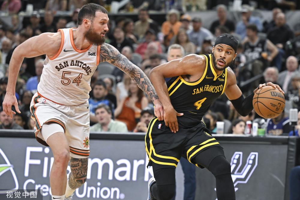 归功于他对 归功于他对